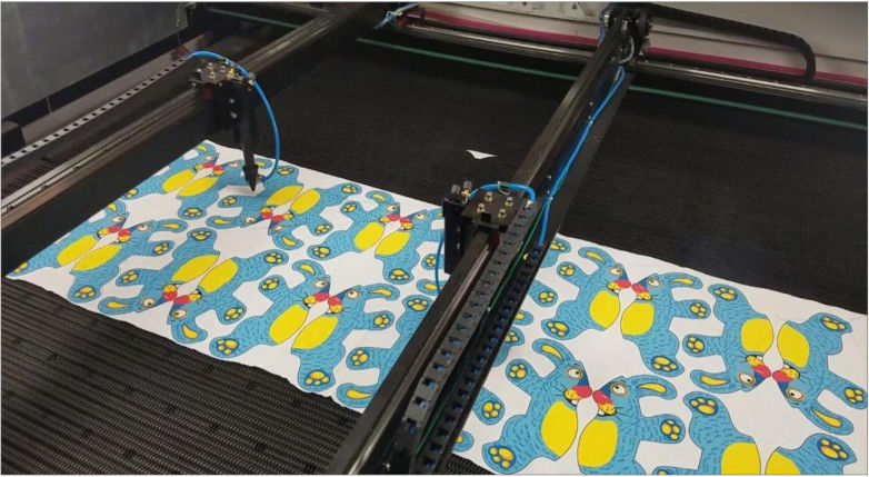 Custom Automatic Cloth Cutting Machine , Printed Toy Laser Cutting Machine 1