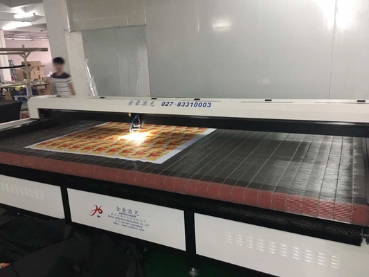 China Large Format 150W Laser Cutting Machine AC220V For Banner， flag, light box clothes cutting factory